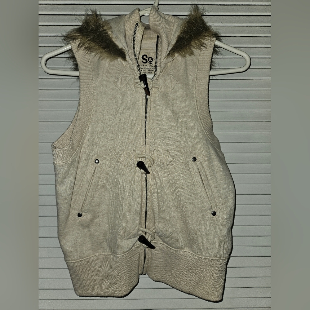 Cozy Vest zip& button up, faix fur collar great for sitting by the fireplace.